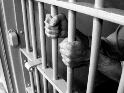 Έδειραν κρατούμενο και του πήραν δυο αυτοκίνητα